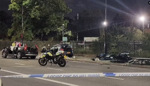 消防到場後,將汽車車頂剪開救人。網圖 消防到場後,將汽車車頂剪開救人。網圖