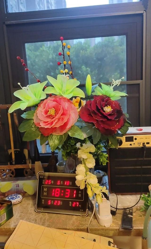 85歲的張奶奶愛做絲帶花。極目新聞 85歲的張奶奶愛做絲帶花。極目新聞