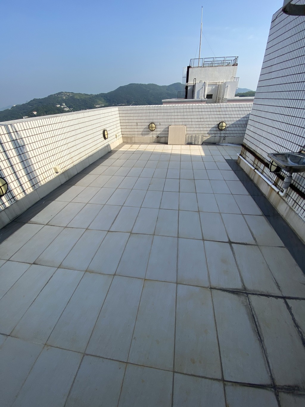 單位設室內樓梯直接通往天台,可於此放置戶外家具。