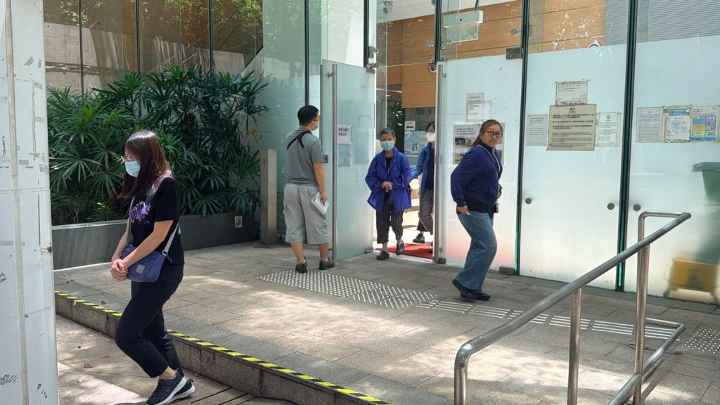 死者的2男5女親屬，到葵涌殮房認屍。梁國峰攝