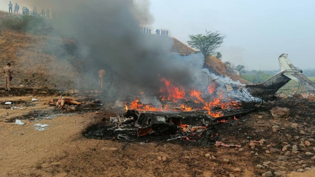 印度載有馬哈拉施特拉邦副首席部長的飛機墜毀，全機5人全部身亡。Ｘ@AnuveshRath