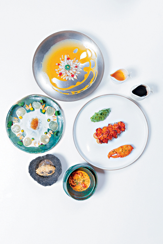 煙燻香氣濃郁的藍龍蝦尾部，配搭帶有非洲辛香料醬汁的竹蟶與醃製扇貝等的海鮮主食。