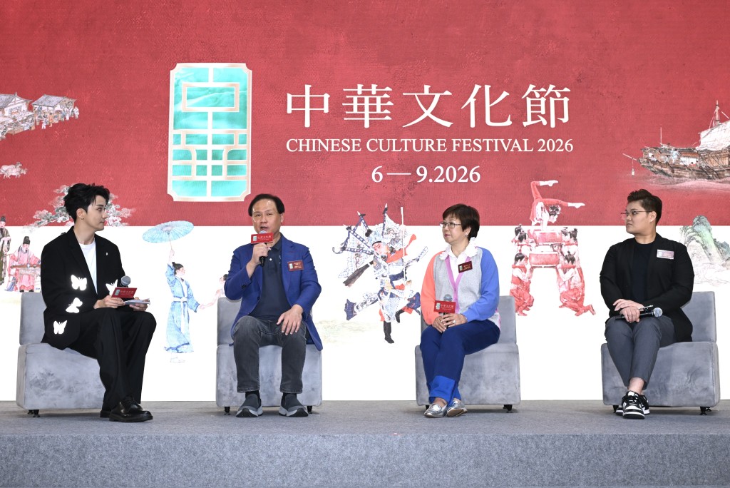 粵劇名伶龍貫天（左二）、鄧美玲（左三）與青年演員杜詠心（左四）於節目簡介會介紹新編粵劇《廣陵散》。