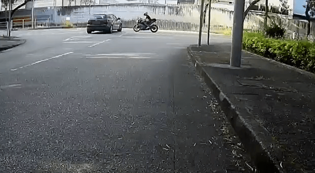 电单车驶至冲向私家车。fb：马路的事 (即时交通资讯台)