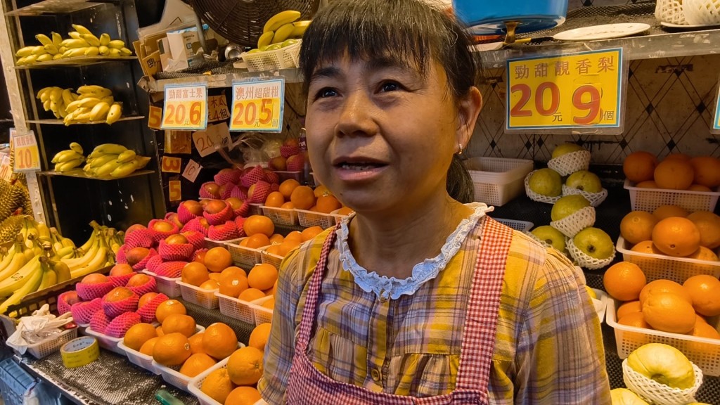 生果檔職員麥女士因搬貨避一劫，仍有餘悸。黃文威攝
