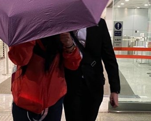 被告羅鎮傑(右)襲警罪名成立。資料圖片