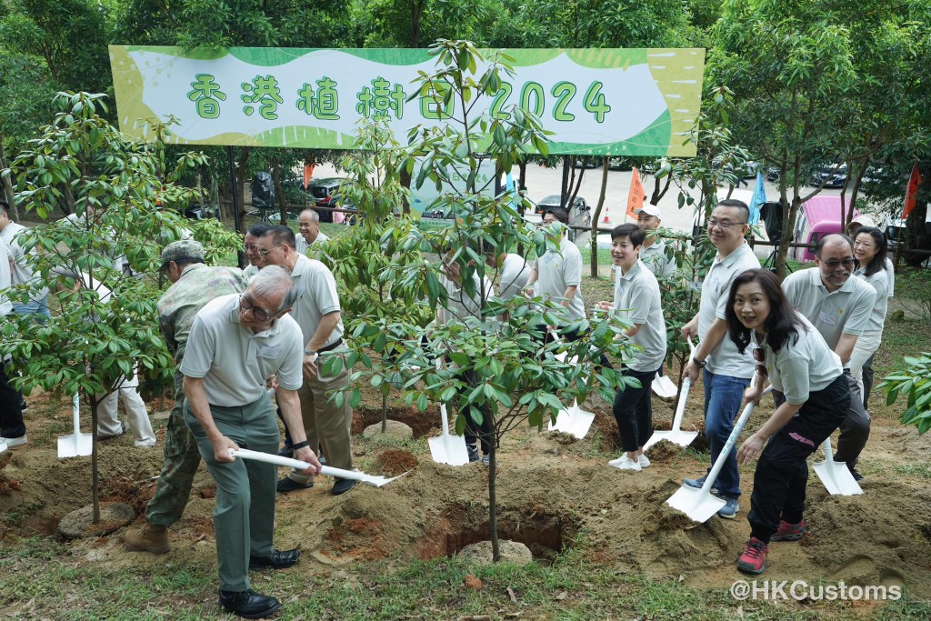 由羣力资源中心「绿的欢欣」主办的「香港植树日2024」。海关fb