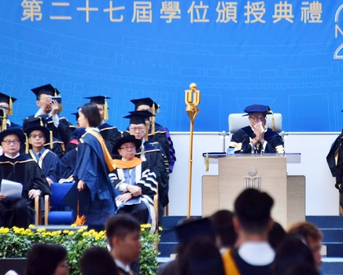 史維（右）提前離開典禮，到醫院探望周梓樂家屬。
