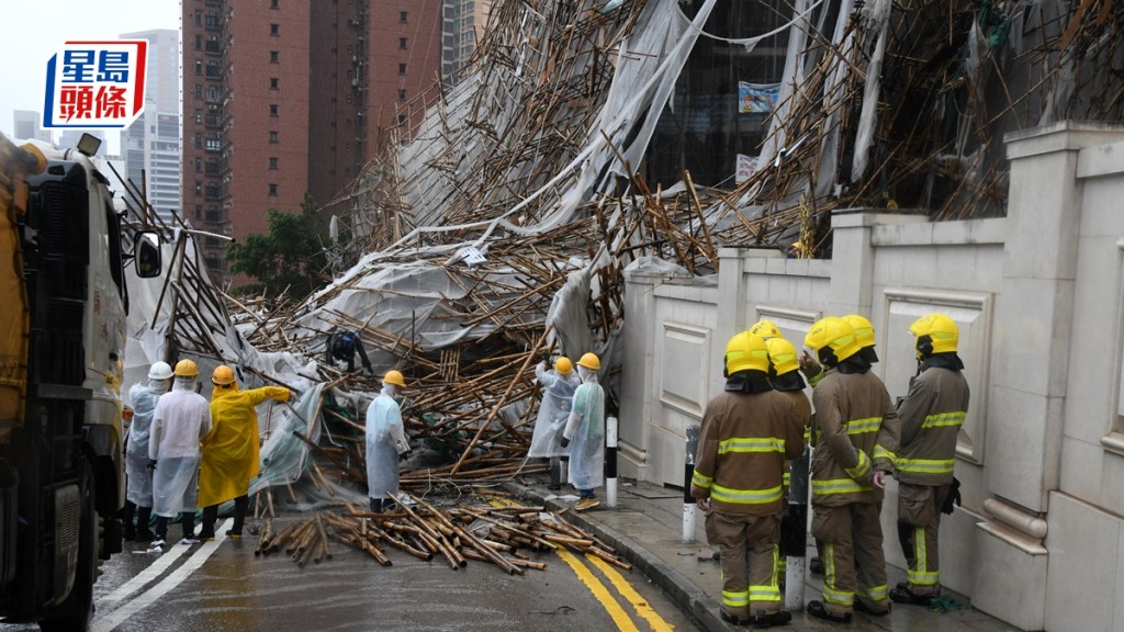 兩個涉及2021年跑馬地樂活道致命塌棚意外的承建商,今天分別被罰款。資料圖片