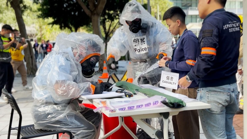 跨部門今日於香港科學園演習模擬生化核輻射洩漏。警方提供