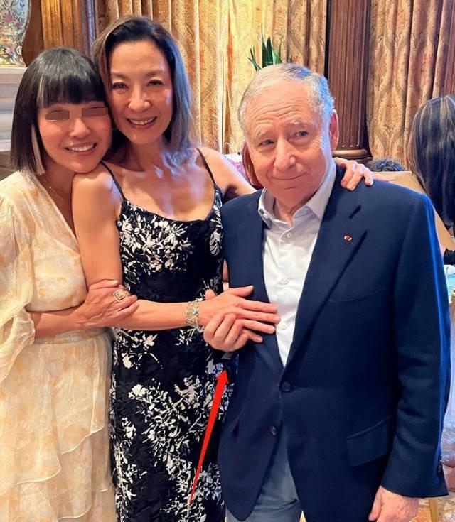 楊紫瓊與比她大16歲的法拉利前CEO富商男友Jean Todt拍拖多年，兩人一直非常恩愛。