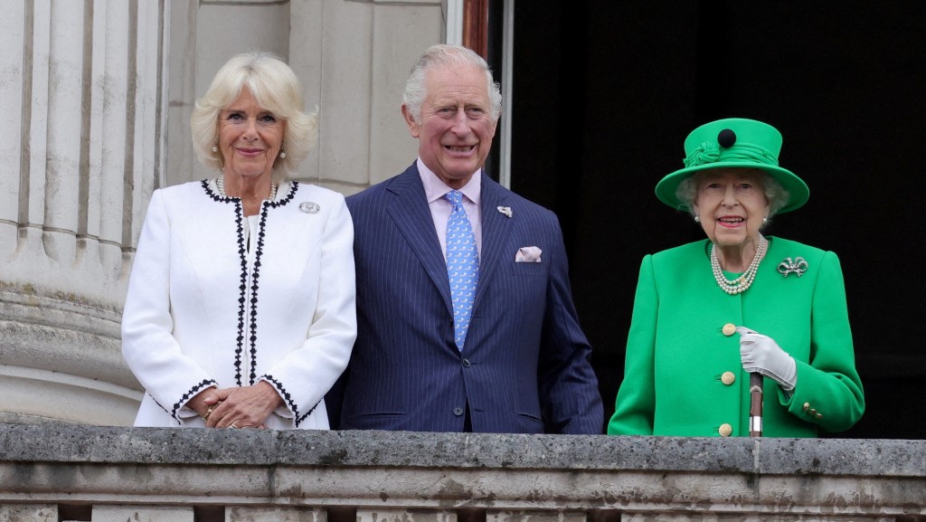 已故英女皇伊利沙伯二世白金禧庆典，卡米拉与查理斯三世在白金汉宫阳台露面。 路透社