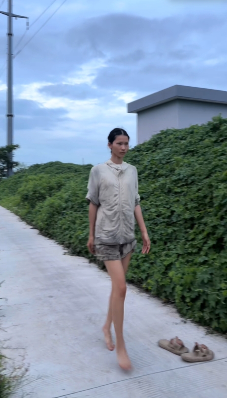 “超人冷”自称在垃圾堆自学catwalk。