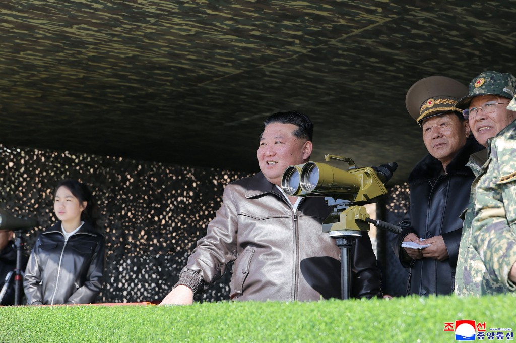 金正恩与女儿一同穿黑色皮褛亮相。法新社