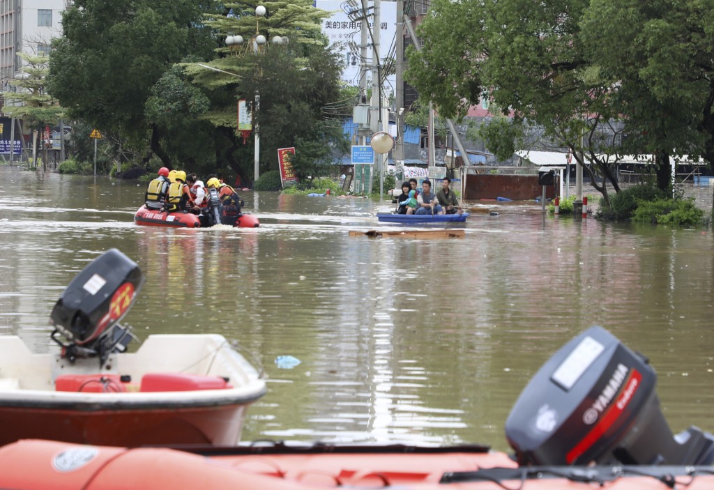 廣東多地嚴重水浸，要救援人員乘艇施救被困民眾。新華社