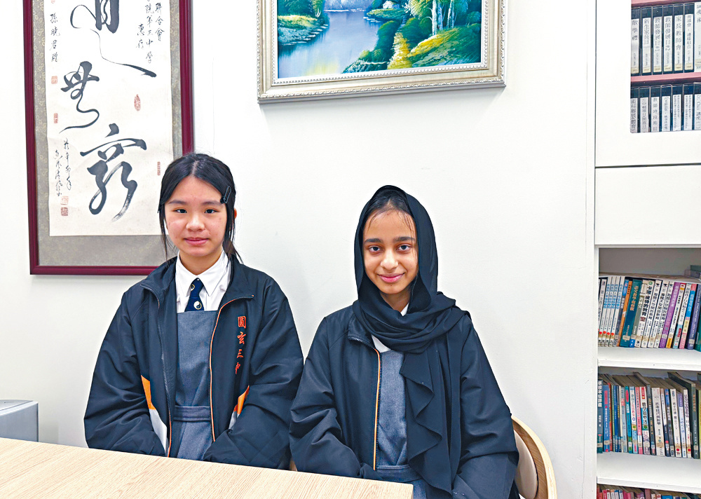 就讀香港道教聯合會圓玄學院第三中學的麥盈盈同學（左）及馬伊文同學（右）都有網購經驗，但會慎選交易對象。