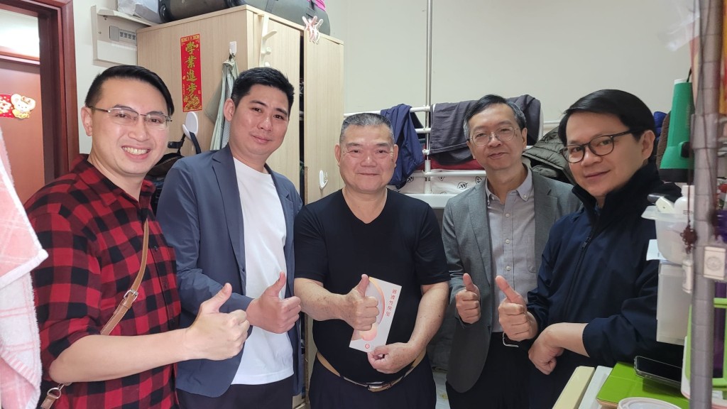 民建聯立法會議員陳克勤(右一)、房屋局副局長戴尚誠(右二)、民建聯大埔支部主席胡綽謙(左二)。(陳克勤FB圖片)