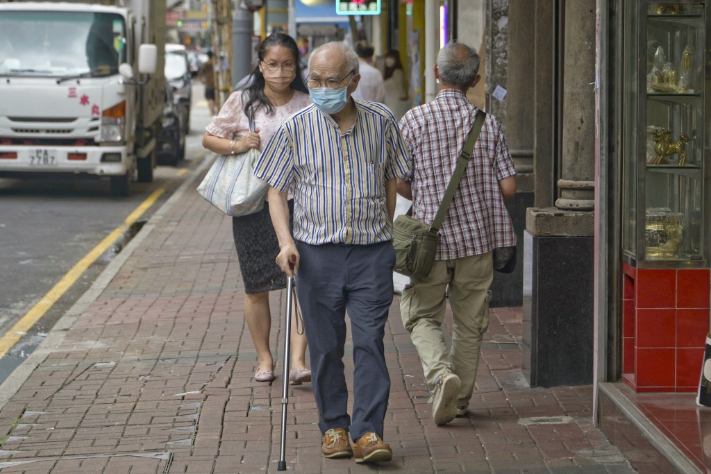 楊何蓓茵指部分長者因家人意見而放棄「疫苗到戶接種服務」。資料圖片