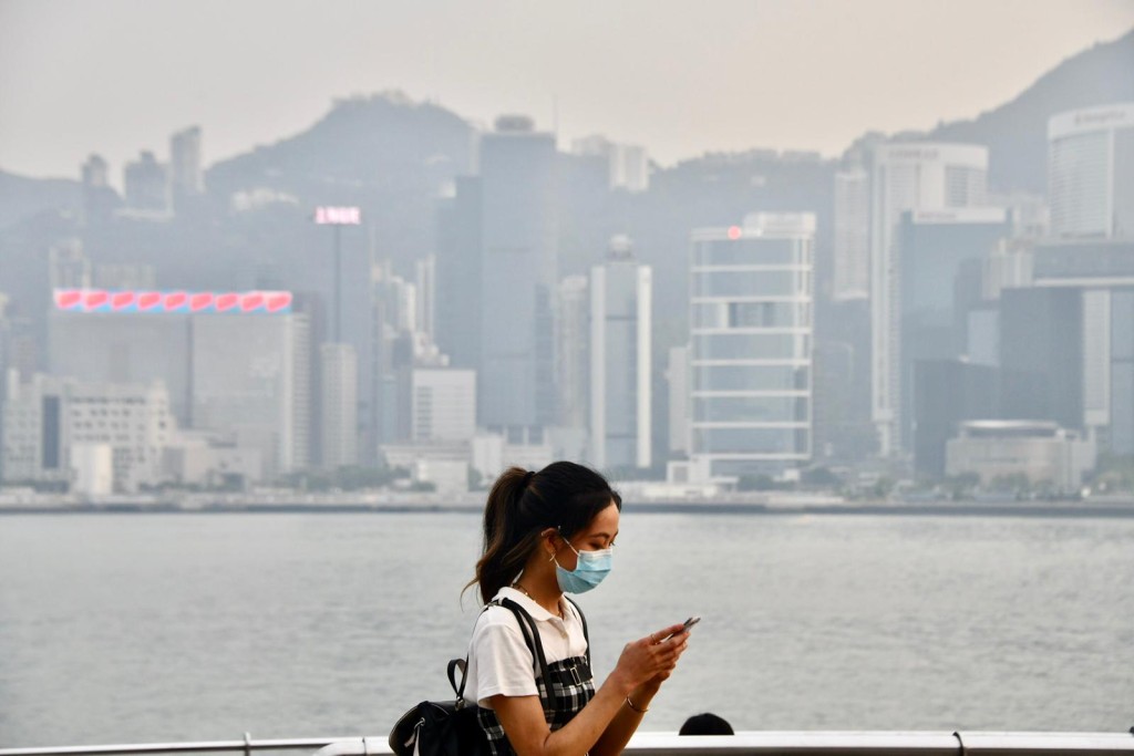 市民外出佩戴口罩。