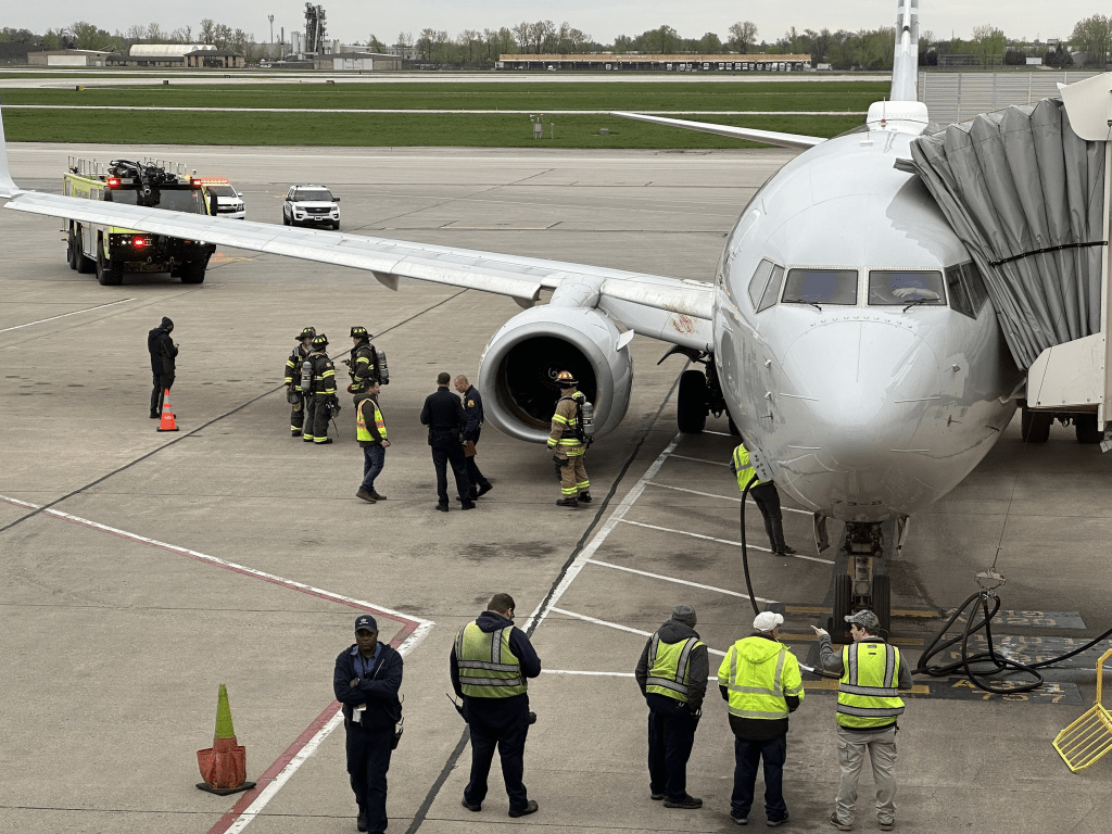 飛機安全降落機場後，緊急救援人員趕往跑道處理。網圖
