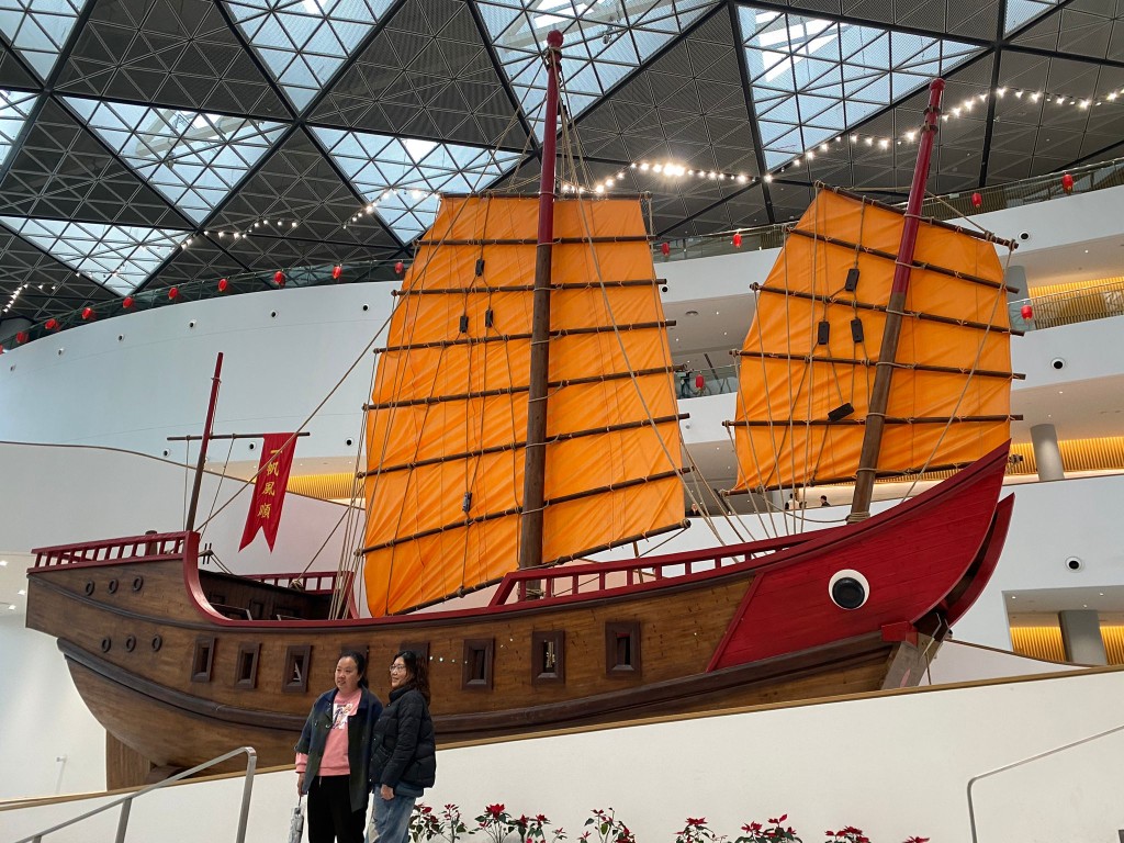 「紅頭船」是潮汕華人遠渡重洋拓殖海外的遠洋商船。