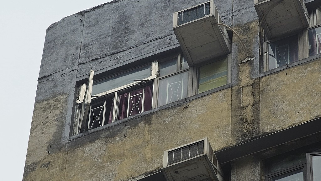 铝窗从8楼位置堕下。徐裕民摄