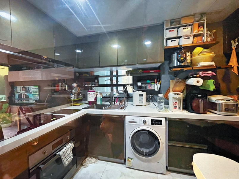 厨房设有L形煮食枱，入厨及收纳空间充足。