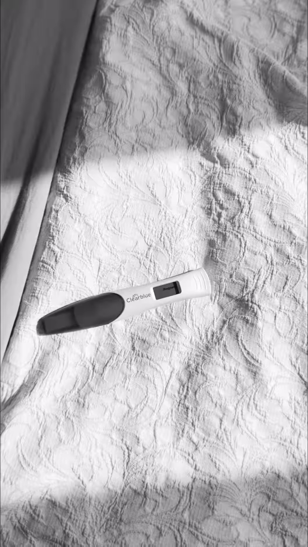 馮天蔓貼上一張黑白的驗孕棒相片。