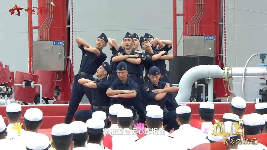海軍潛艇士兵表演配戴了船形帽。