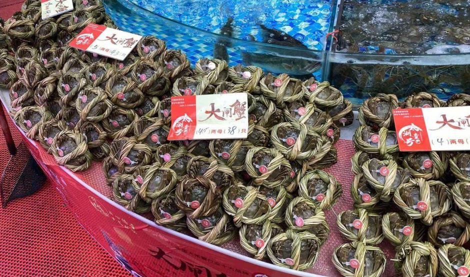内地多地的大闸蟹售价也跌至历史低位。影片截图