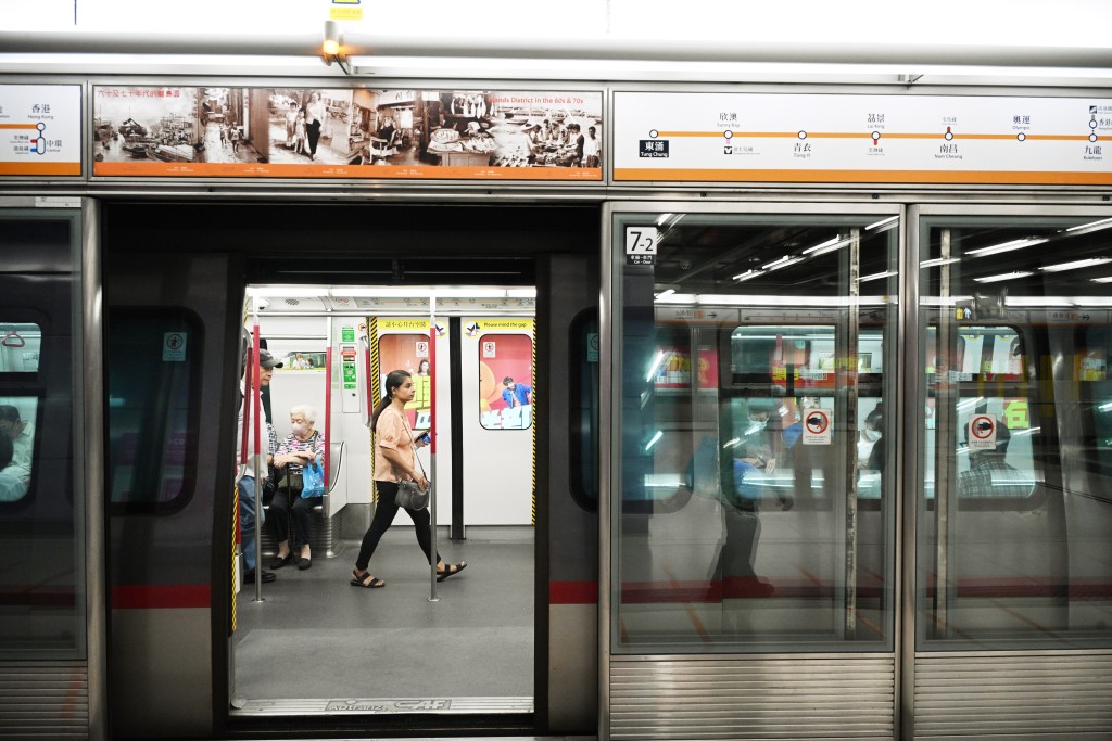 東涌站往香港站尾班車開出時間為晚上11時01分；香港站往東涌站為11時07分；欣澳站往東涌站為11時28分。