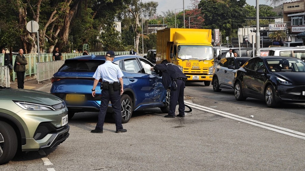 私家車右車身損毀凹陷。網上圖片