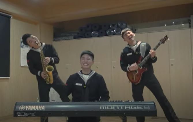 宝剑式可爱露齿笑。