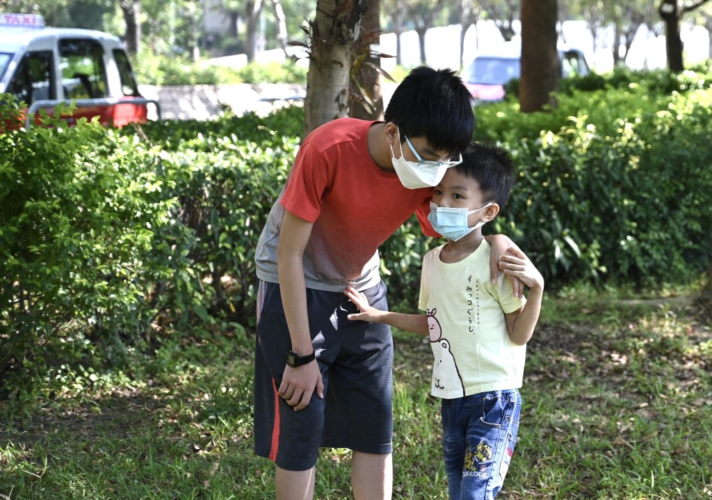大哥哥很會照顧細佬妹,細心得令人讚嘆。(攝:褚樂琪、蔡建新) 大哥哥很會照顧細佬妹,細心得令人讚嘆。(攝:褚樂琪、蔡建新)