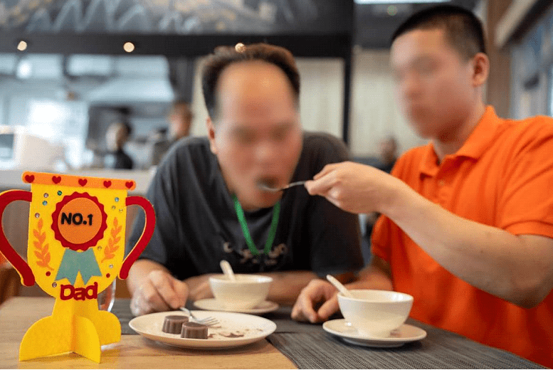 青少年在囚人士為父親送上親手製作的豆腐花和糕點，慶祝父親節。