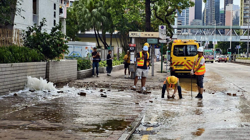 爆水管位置水如泉湧。徐裕民攝 爆水管位置水如泉湧。徐裕民攝
