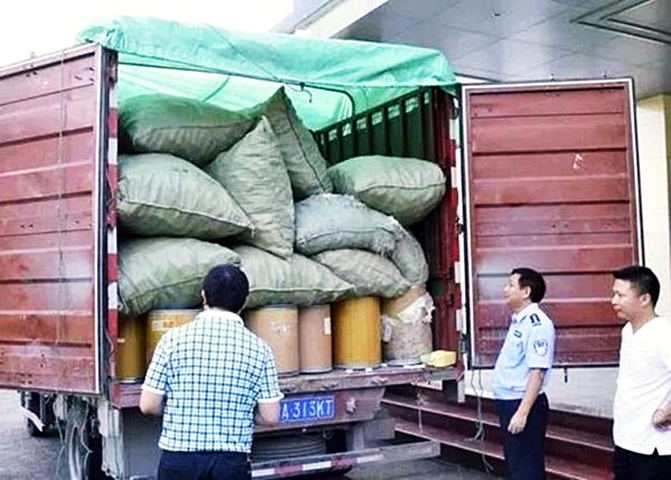 扣查的設備和藥物,要出動兩輛大貨車運走。網圖