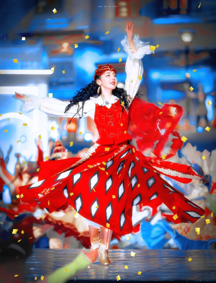 迪丽热巴在央视春晚新疆分场领衔表演。