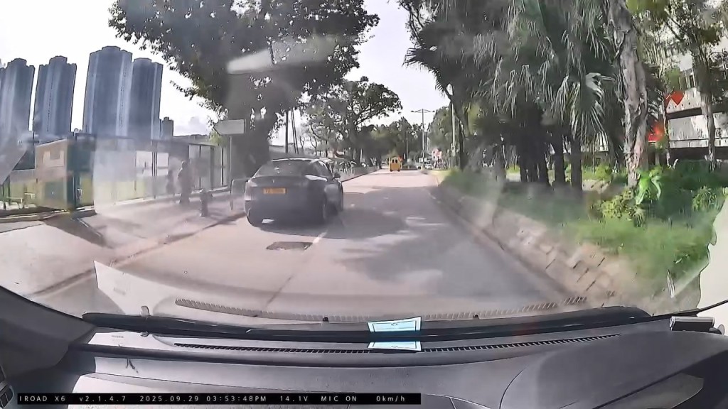 一輛Tesla私家車沿新運路行駛。網上片段截圖