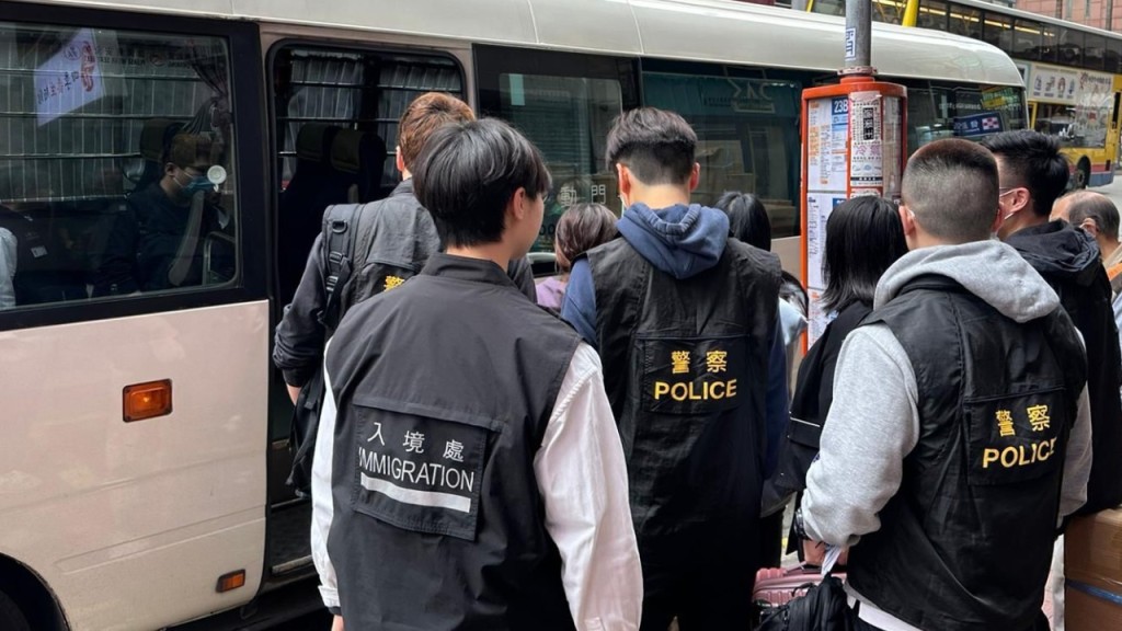 警方灣仔掃黃拘9內地女 一人同涉盜用港人胞姊身份證被捕。警方圖片