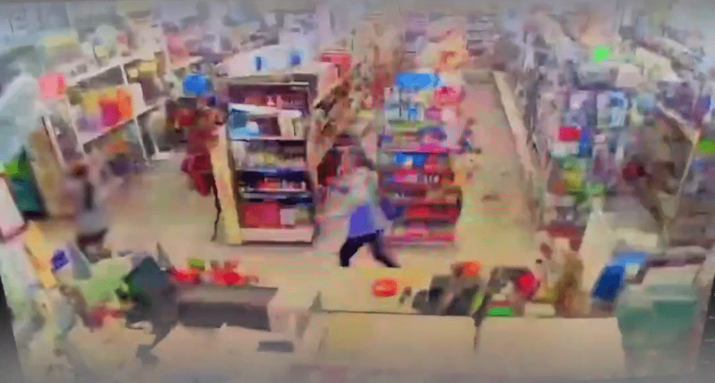 台東強震，超市商品「骨牌式」倒塌，店員顧客急逃命。 youtube