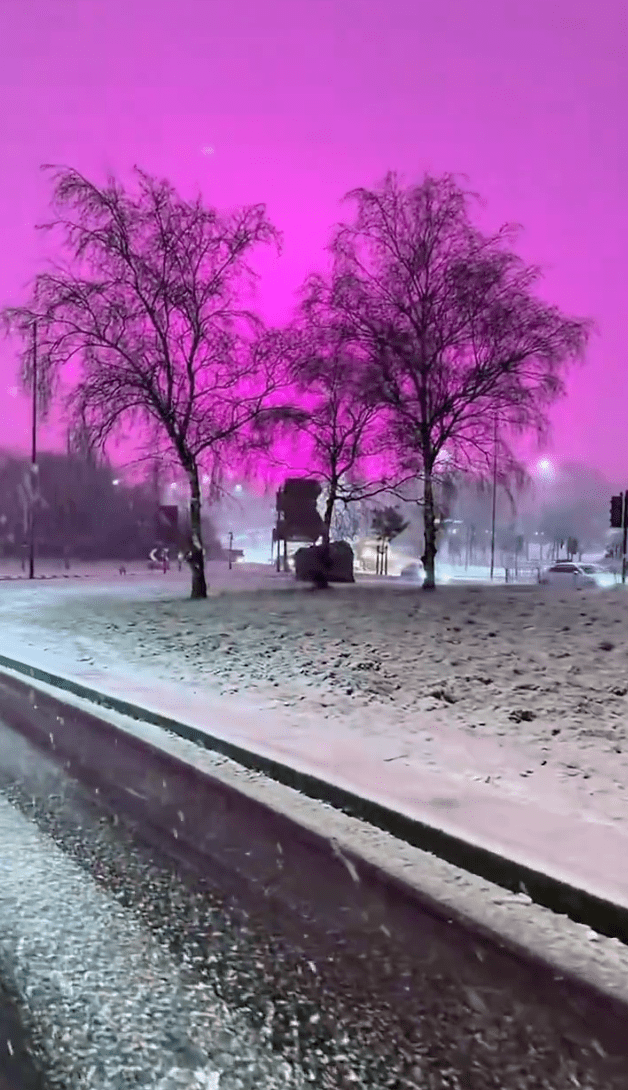 英國伯明翰西米德蘭茲郡周四的雪夜，天空出現一大片神秘耀眼粉紅光芒。X@ThaEuropeanLad 