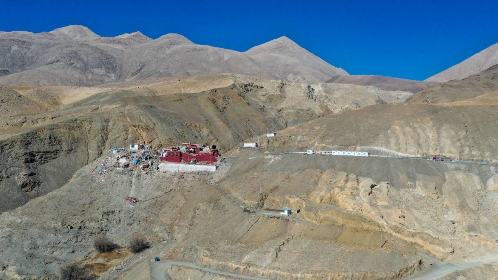 西藏地震中，長所鄉嘎旦村的宗布寺有兩名尼姑還難。中新社