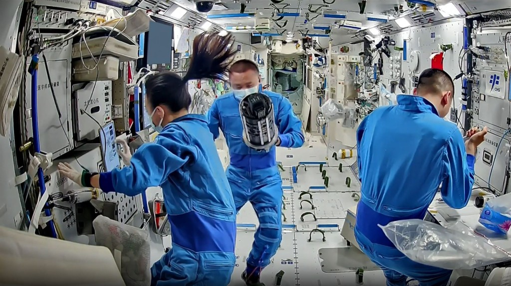 港产太空人黎家盈在空间站与两位拍档忙于进行各种科学实验。载人航天小喇叭