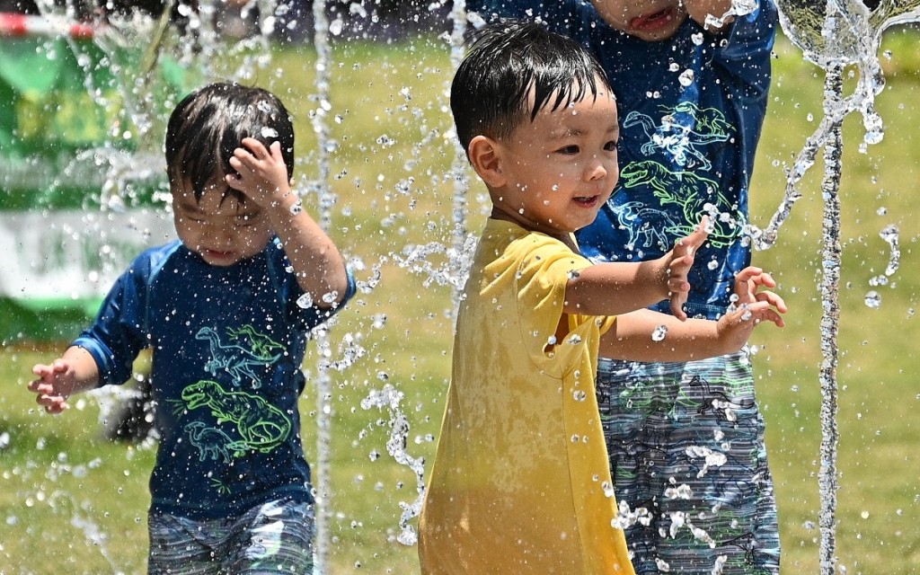 酷熱天氣下市民要提防中暑。資料圖片