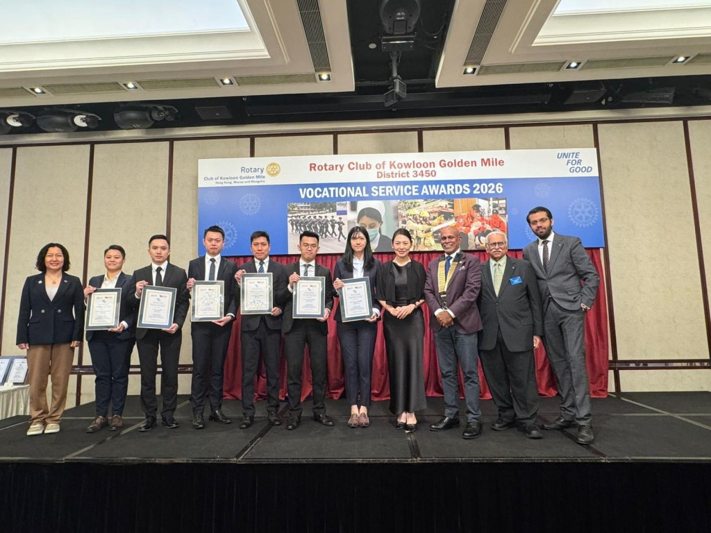 警員張欣怡（左二）、警員朱廸勤（左三）、警員周嘉榮（左四）、警長鄭相發（左五）、高級督察盧業威（左六）和總督察鄔凱寧（右五）獲頒2026年「卓越職業服務獎」。