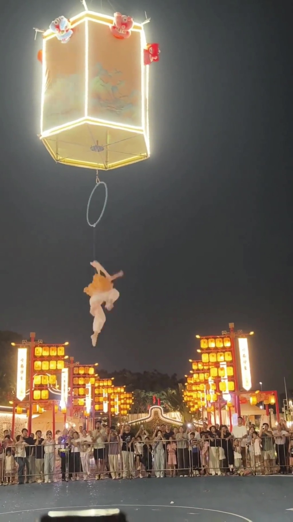 廣州景區天女散花演員意外高空墮下。