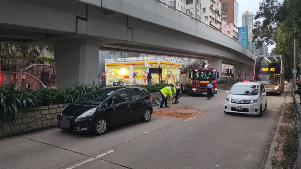 私家車車頭輕微損毀，有偈油漏出路面，人員須用木糠清理。黃文威攝