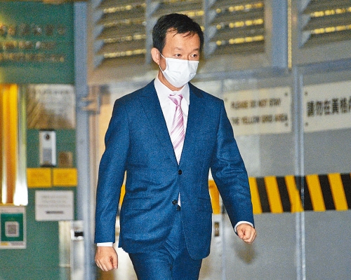 陳志全傍晚辦好保釋手續後,離開法院囚室。