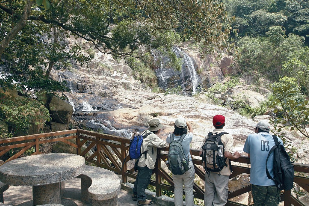 銀礦瀑布旁邊是銀礦灣瀑布公園，內有一座中式涼亭，供遊人休憩和欣賞瀑布。